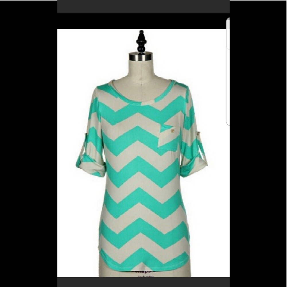 Chevron Print Slinky Sleeve tee by Fashionomics